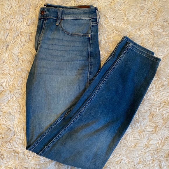 Hollister Jeans - Picture 1 of 3